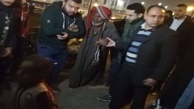 صور| التدخل السريع ينقذ مسن مشرد بلا مأوى من برد الشارع 