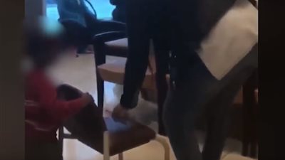 الأم مبقتش مدرسة.. سيدة تجر طفلها من شعره في إحدى المستشفيات 