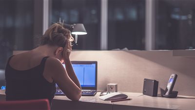 بتشتغلي 8 ساعات .. هذه طرق تجنب مخاطر الجلوس لفترة طويلة على المكتب