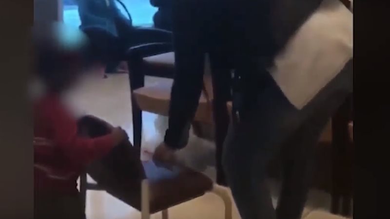  سيدة تجر طفلها من
