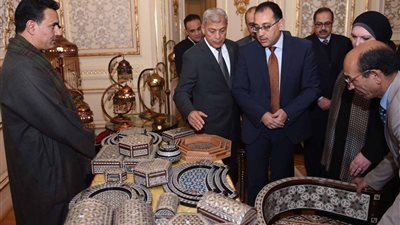 صور.. رئيس الوزراء يتفقد معرضاً للمنتجات اليدوية لقرى المنوفية