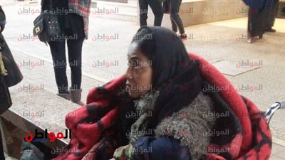 صور .. فريق التدخل السريع في وزارة التضامن الاجتماعي ينقذ فتاة من البرد 