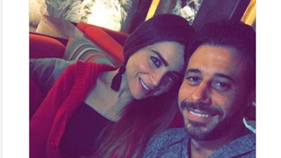 صورة | أحمد السعدني يداعب مي عز الدين في عيد ميلادها 