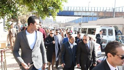 صور.. وزير التنمية المحلية يتفقد تطوير 4 مناطق بالزقازيق