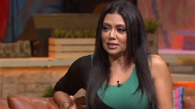 رانيا يوسف في حمام السباحة بملابس مثيرة من جديد ..رغم حالة الطقس