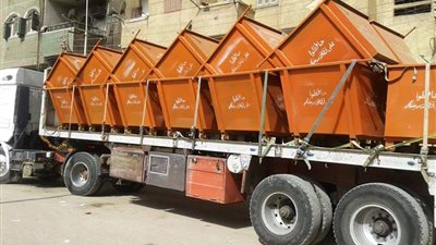تزويد حي غرب سوهاج بـ 50 حاوية قمامة
