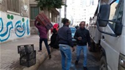 صور| رئيس حي المنتزه أول يواصل إزالة الإشغالات في الإسكندرية