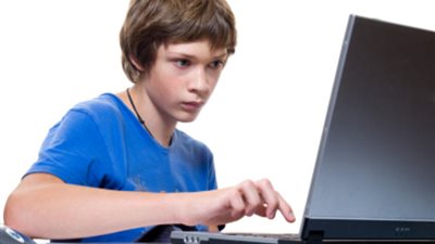 متقضيش وقتك كله على الإنترنت.. بيأثر على حياتك ونومك