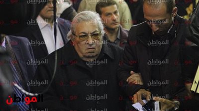 صور| فاروق فلوكس يحضر عزاء سعيد عبد الغني في مسجد عمر مكرم 