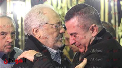 صور| خالد زكي يتسبب فى بكاء أحمد سعيد عبد الغني فى عزاء والده 
