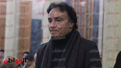 صور| حمدى الوزير يقدم العزاء فى سعيد عبد الغني 