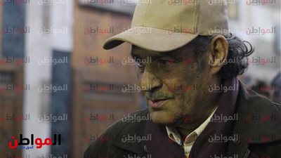 صور| فاروق الفيشاوي يقدم العزاء فى سعيد عبد الغني بـ مسجد عمر مكرم 