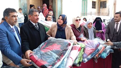 صور| ضمن مبادرة حياة كريمة .. توزيع 400 بطانية بالبحيرة