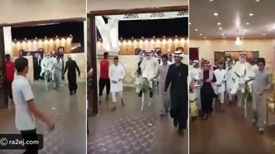 ايه اللي جابه هنا  ده.. حمار يقتحم حفل زفاف بمساعدة العريس !