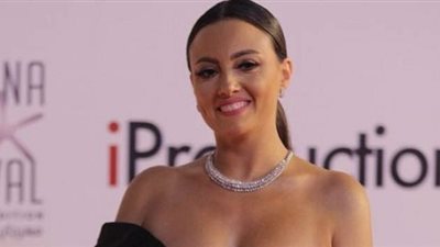 الوقت بيجري .. بشرى تسترجع الذكريات قبل 15 عاما مع هذه الطفلة