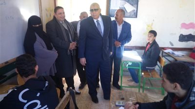 صور.. محافظ الوادي الجديد يعد أوائل الشهادة الاعدادية 2019 بمكافآت مالية