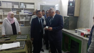 صور.. محافظ الوادي الجديد يتفقد مستشفى الداخلة العام