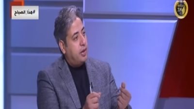 فيديو.. أستاذ طب وجراحة العيون: لا خطر على الطلاب من استخدام التابلت 