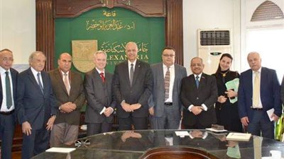 صور.. رئيس جامعة الإسكندرية يبحث التعاون مع 