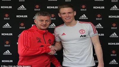 ماكتومناي يجدد تعاقده مع مانشستر يونايتد