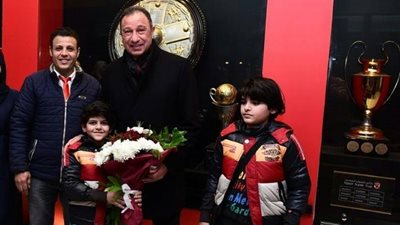 صور| في لافتة طيبة.. محمود الخطيب يلبي أمنية الطفل يوسف