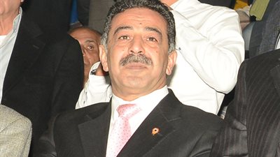 مجدي أبوفريخة يحضر قمة السلة بين الأهلي والزمالك