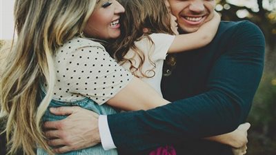 الناس كلها تحضن بعض.. في اليوم العالمي للعناق فوائد لن تتوقعها