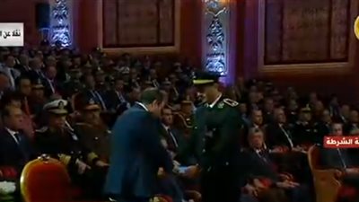 صور.. الرئيس السيسي يعطى إشارة البدء في إطلاق بوابة وزارة الداخلية على الإنترنت 