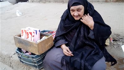 فيديو وصور| الحاجة نور النبي.. حرمت من نور عينيها وأصبح الشارع مأواها 