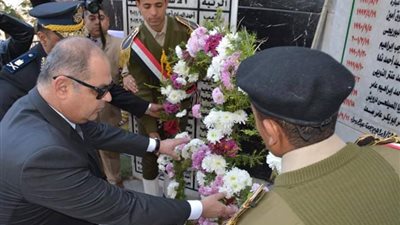 محافظ الغربية يضع إكليلا من الزهور على النصب التذكاري في عيد الشرطة الـ67