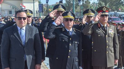 صور.. محافظ الإسكندرية يضع إكليل الزهور على النصب التذكاري في عيد الشرطة الـ67