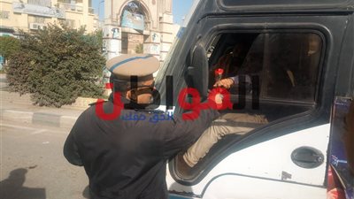 فيديو.. احتفالا بعيدها الـ 67.. الشرطة توزع الورود على المواطنين بالبحيرة 