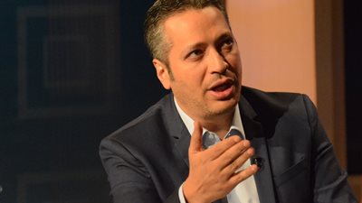 تامر أمين ينفعل على الهواء بعد واقعة طرد ابن لأمه في الشارع