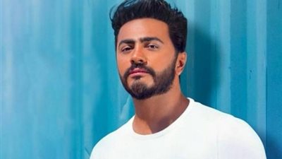 متتخضوش مني  .. نصب تذكاري يغير شكل تامر حسني: أنا رفيع والله