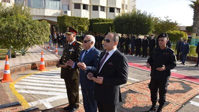 محافظ بورسعيد يضع إكليل الزهور علي قبر الجندي المجهول في عيد الشرطة 2019