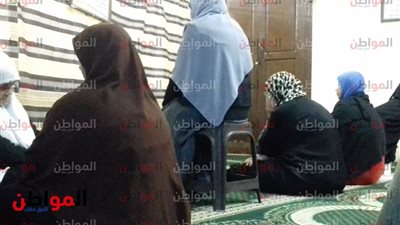 صور.. أهالي الجمرك يؤدون صلاة الجمعة بمسجد القاضي