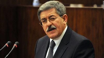 هكذا استقبل رئيس الوزراء الجزائري السفير المصري أيمن مشرفة 