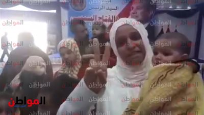 غارمة مفرج عنها تشير بعلامة النصر في حفل قطاع مصلحة السجون وأسرتها تشكر الرئيس