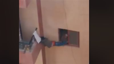 فيديو صعب .. أم تجبر ابنها على إلقاء نفسه لنسيانه مفتاح الشقة