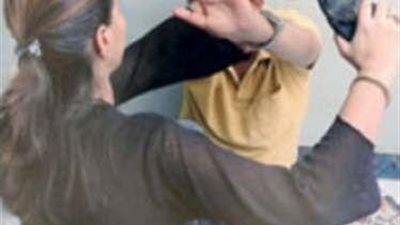 فيديو| حتى أنتو.. أجنبيه تضرب ابنتها بالشبشب .. المصري ام الاجنبي 