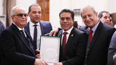 صور.. الأهلي أفضل نادي في مصر وإفريقيا باستفتاء حزب الوفد