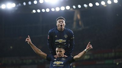 فيديو.. مانشستر يونايتد يتقدم على أرسنال في شوط أول ناري