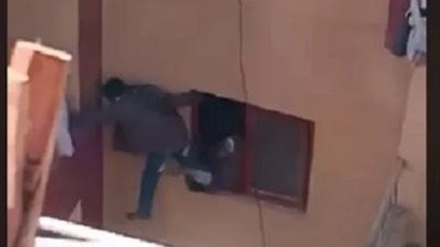شاف الفيديو بالصدفة .. والد طفل البلكونة يدافع عن زوجته: مكنش قصدها
