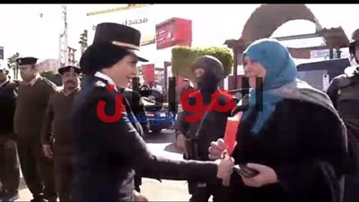 صور.. ضباط وضابطات مديرية أمن كفر الشيخ يوزعون الورود والحلوى على المواطنين