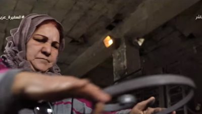 فيديو| السيدة نادية تروي صعوبات عملها أول مرة بمهنة الحدادة