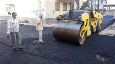 رئيس مدينة كفر الشيخ يتابع أعمال الرصف القائمة بحي تقسيم المحافظة