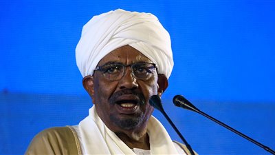 عمر البشير ينتقد الفيس بوك ويؤكد: نشهد استقراراً بفضل مصر