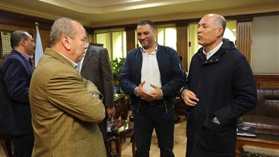 محافظ كفر الشيخ يتابع توصيل التيار الكهربائي داخل المصنع الأول للرمال السوداء شرق البرلس 