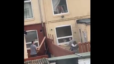المصري أم الأجنبي .. خناقة عنيفة بين جيران في بريطانيا 