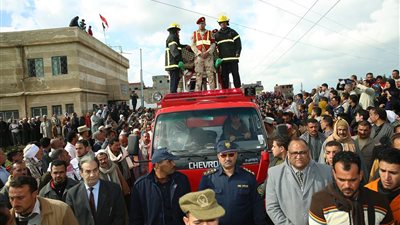 صور.. المحافظ ومدير الأمن يشهدان جنازة شهيد قرية قراجة